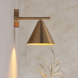 Cape - Warm Antique Brass Wall Lamp Cape - Warm Antique Brass Wall Lamp